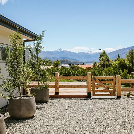 Penshurst - Lake & Mountain Views - Sleeps 10